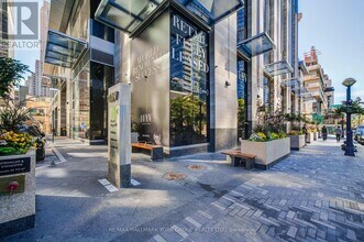 11 Yorkville Ave in Toronto, ON - Building Photo - Building Photo