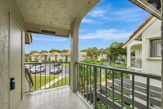 5519 Fairway Park Dr in Boynton Beach, FL - Foto de edificio - Building Photo