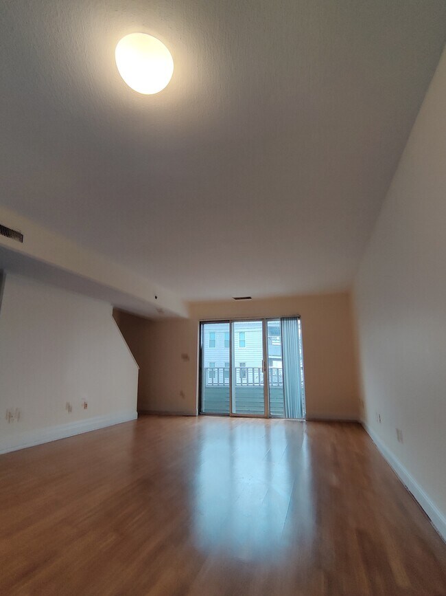 146 North Beacon St, Unit B4 in Boston, MA - Foto de edificio - Building Photo