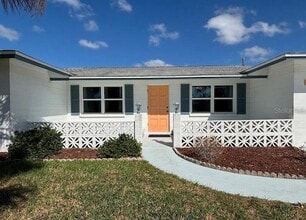 1790 Loralin Dr in Englewood, FL - Building Photo - Building Photo