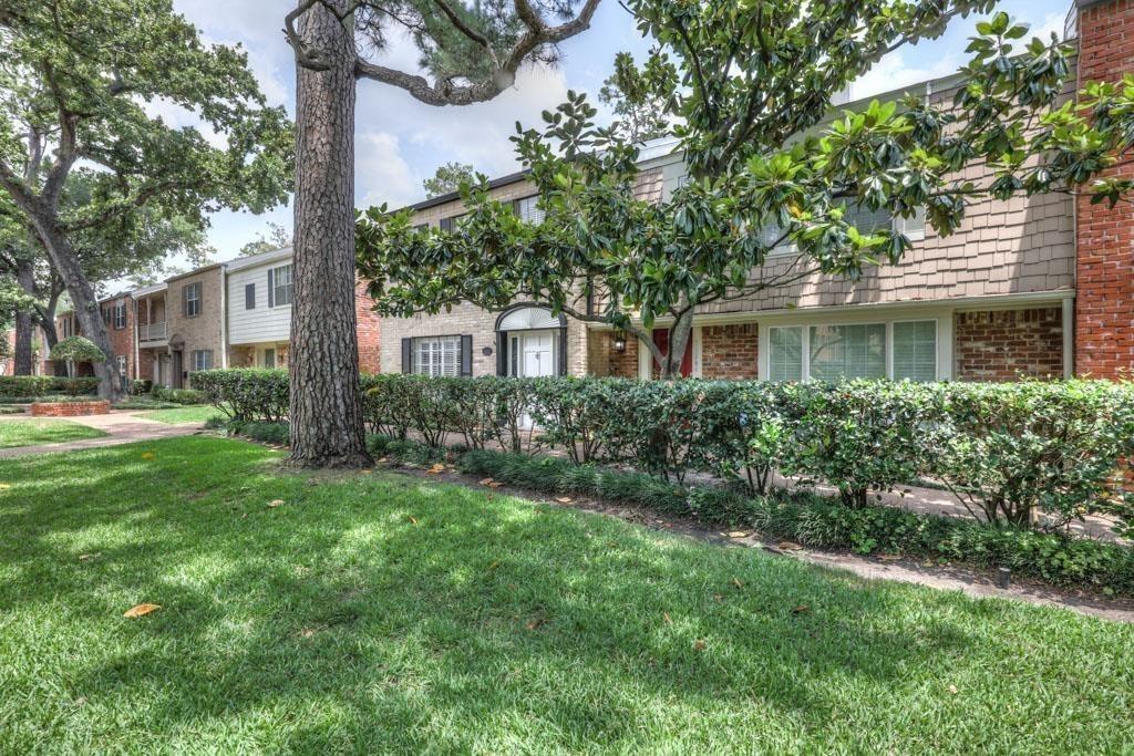 12605 Huntingwick Dr in Houston, TX - Building Photo