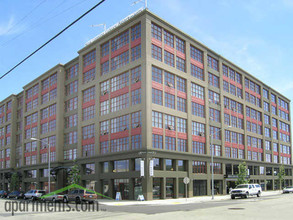 Aqua Via Apartments in Oakland, CA - Foto de edificio - Building Photo