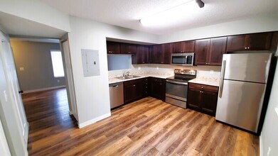 422 N 18th Ave in Hiawatha, IA - Building Photo - Building Photo