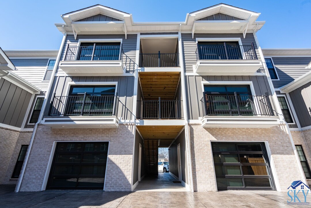 Topper Village in Bowling Green, KY - Building Photo