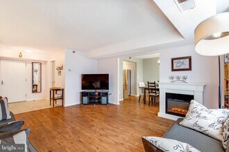 1808 Old Meadow Rd in McLean, VA - Foto de edificio - Building Photo