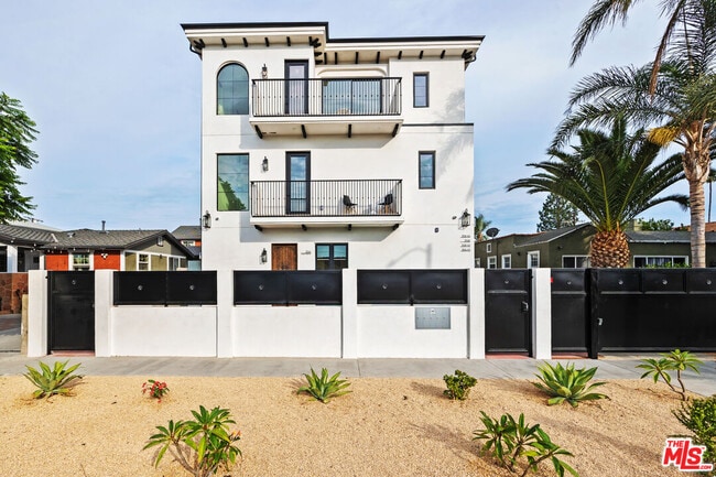 property at 2324 S Dunsmuir Ave