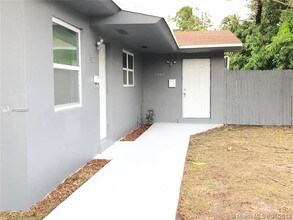 2463 NE 183rd St-Unit -2 in North Miami Beach, FL - Building Photo - Building Photo