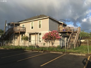 306 Grant St in Kelso, WA - Foto de edificio - Building Photo