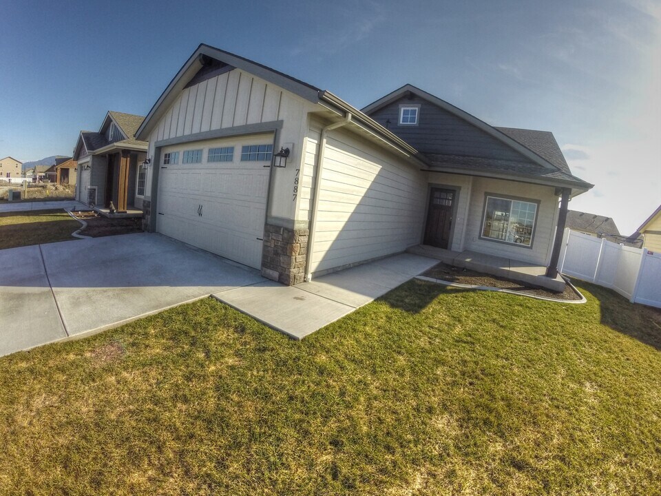 7887 Good Water Loop in Coeur d'Alene, ID - Building Photo