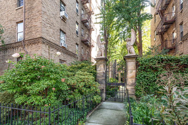 The Towers in Jackson Heights, NY - Building Photo - Building Photo