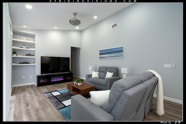 3704 Cypress Meadows Rd in Tampa, FL - Building Photo - Building Photo