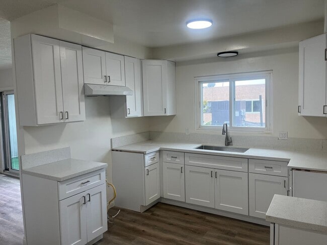 709 S Flower St in Inglewood, CA - Building Photo - Building Photo