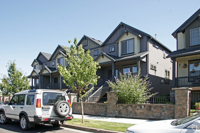 Hillsboro Townhomes in Hillsboro, OR - Building Photo