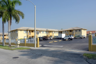 Junor Apartments in Hialeah, FL - Building Photo - Building Photo