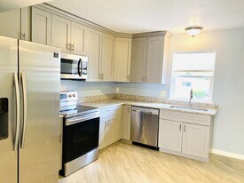 710 White Hall Ln in Virginia Beach, VA - Building Photo