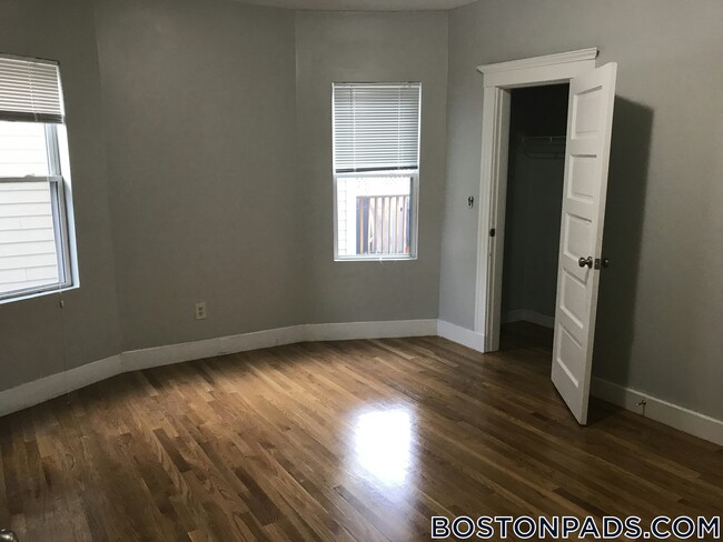 109 Pleasant St, Unit 2 in Boston, MA - Foto de edificio - Building Photo