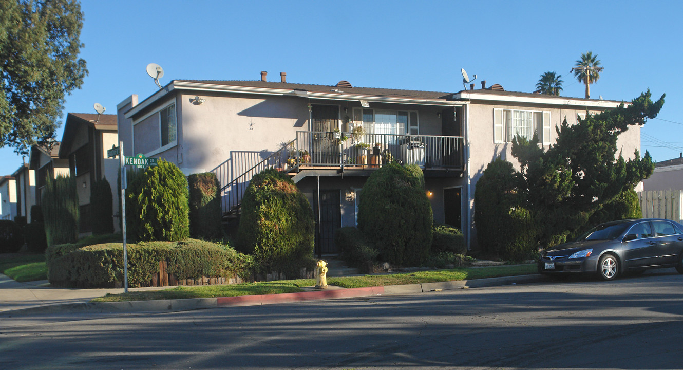 130-136 N Grandview Ave in Covina, CA - Foto de edificio