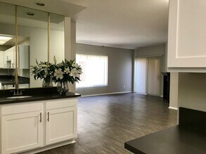 Kester View in Van Nuys, CA - Foto de edificio - Interior Photo