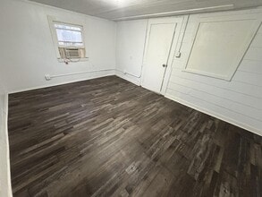 829 N Lynn St in Nevada, MO - Building Photo - Building Photo