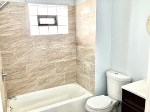 9427 S Ewing Ave, Unit 1R in Chicago, IL - Foto de edificio - Building Photo