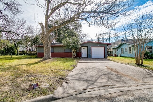 property at 201 W Saunders St