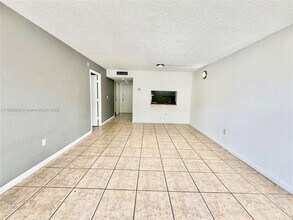 9360 Fontainebleau Blvd in Miami, FL - Building Photo - Building Photo