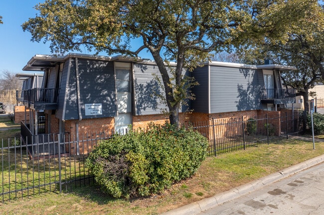 Amberwood Apartments in Fort Worth, TX - Building Photo - Building Photo