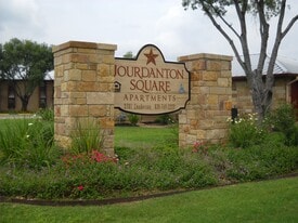 2701 Zanderson Ave in Jourdanton, TX - Building Photo