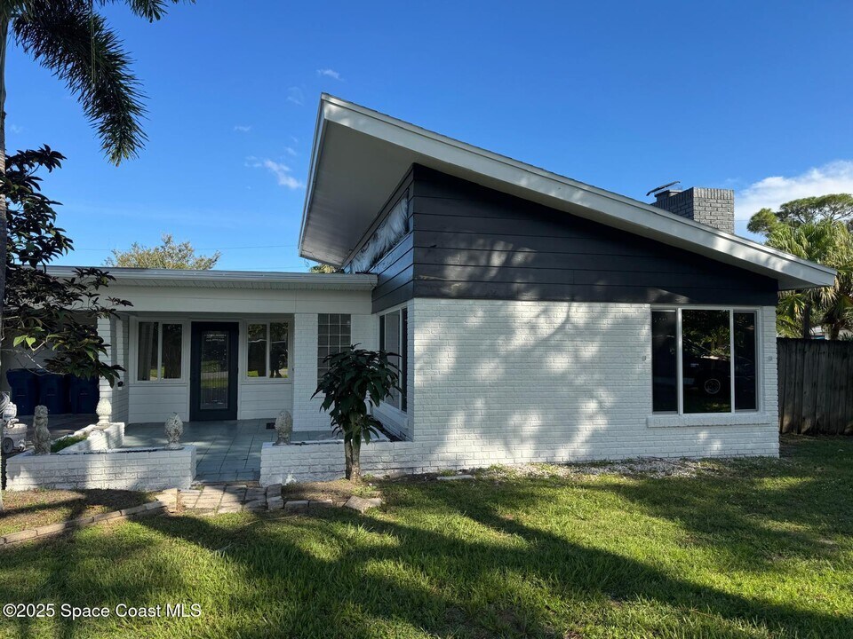 2530 Vernon Dr NE in Palm Bay, FL - Building Photo