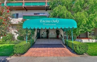 5460 White Oak Ave, Unit 212 in Encino, CA - Foto de edificio - Building Photo