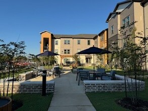 Tomball Senior Village in Tomball, TX - Foto de edificio - Building Photo