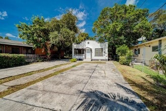 829 NW 56th St in Miami, FL - Foto de edificio - Building Photo