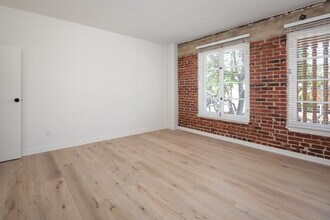 10910 Kinross Ave, Unit 202 in Los Angeles, CA - Building Photo - Building Photo