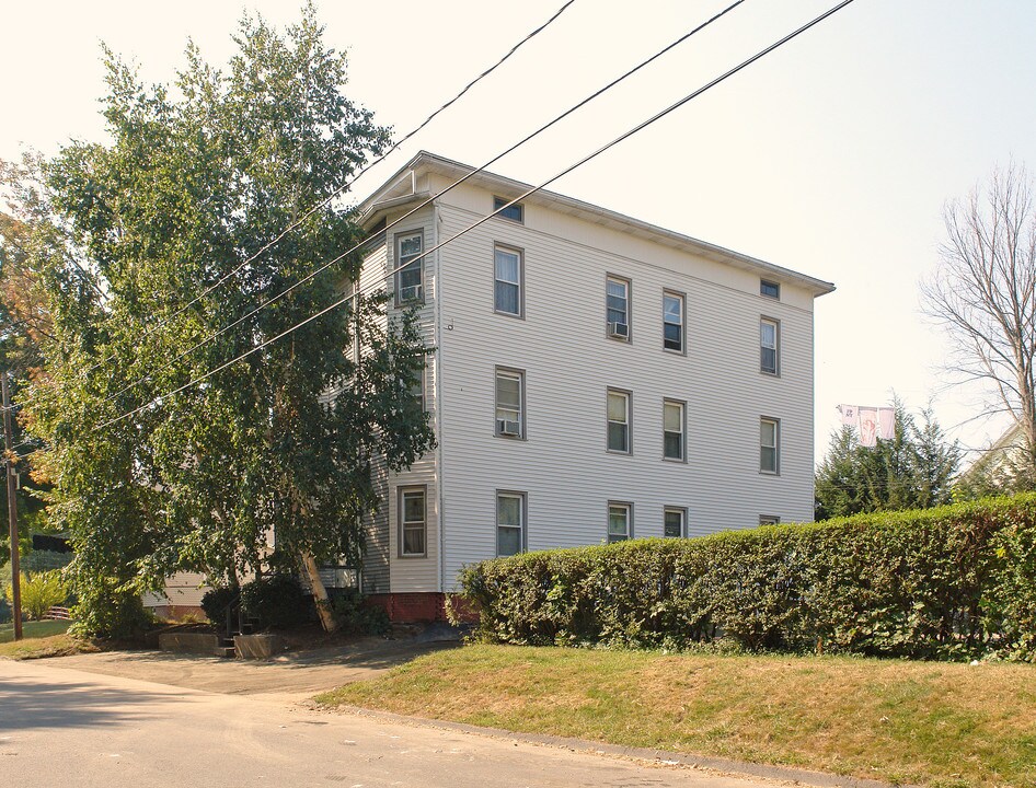 13 Dwight St in Bristol, CT - Foto de edificio