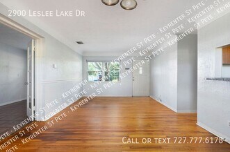 2900 Leslee Lake Dr N in St. Petersburg, FL - Foto de edificio - Building Photo
