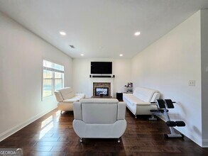 318 Stillwood Dr in Newnan, GA - Foto de edificio - Building Photo