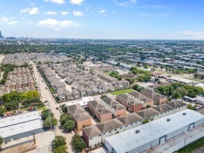 8715 Meadowcroft Dr in Houston, TX - Building Photo - Building Photo