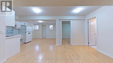 5 Military Ct in Richmond Hill, ON - Building Photo - Building Photo