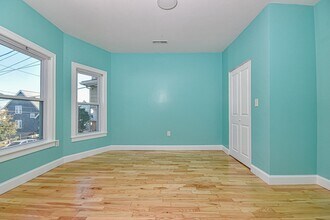 11 Oakland Ave in Everett, MA - Building Photo - Building Photo