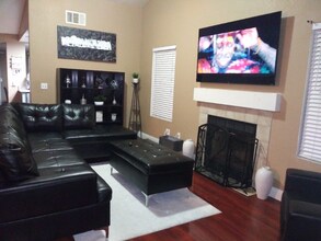 6892 Cal Valley Way in Sacramento, CA - Foto de edificio - Building Photo