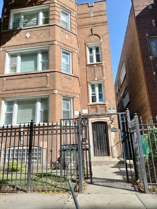 7729 S Essex Ave in Chicago, IL - Building Photo