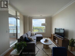 980 Yonge St in Toronto, ON - Building Photo - Building Photo