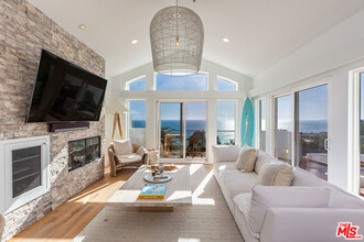 21470 Rambla Vista in Malibu, CA - Building Photo - Building Photo