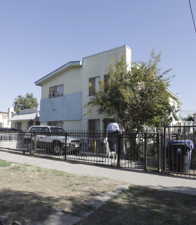 1122 N Westmoreland Ave in Los Angeles, CA - Building Photo - Building Photo