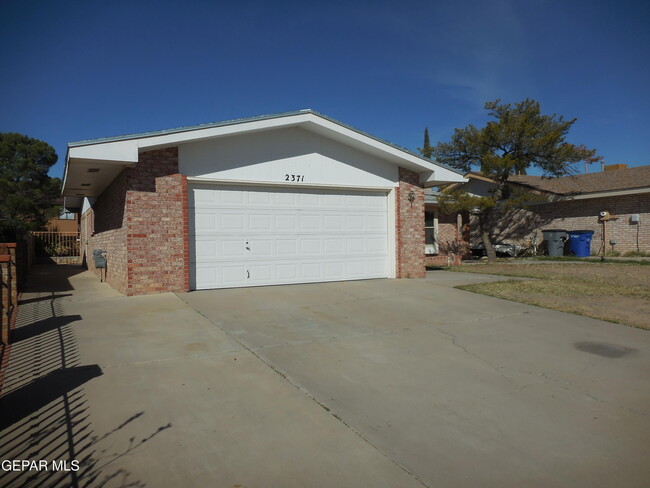 2371 Robert Wynn St in El Paso, TX - Foto de edificio - Building Photo