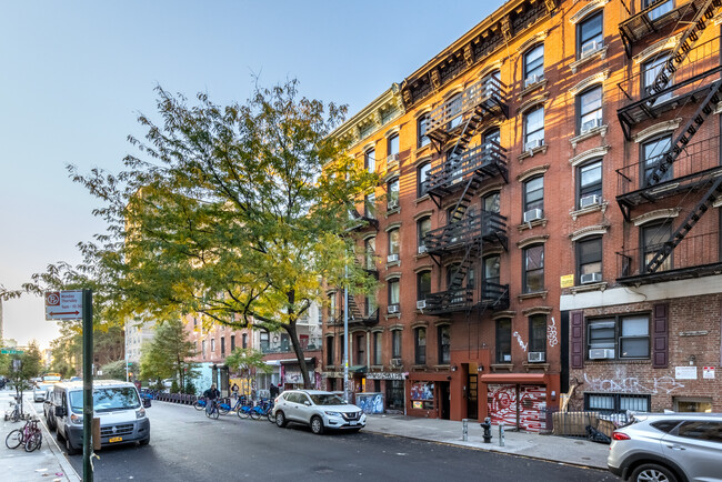 88 E 3rd St in New York, NY - Foto de edificio - Building Photo