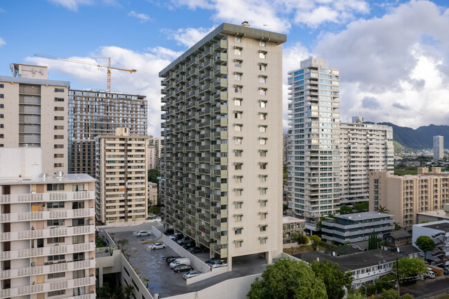 Waikiki Park Heights in Honolulu, HI - Building Photo - Building Photo