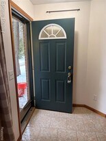 204 Marigold Cir, Unit 4 in Westland, MI - Building Photo