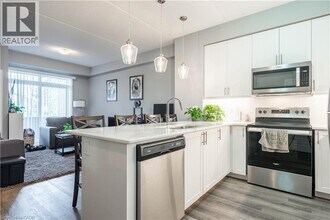 610 Farmstead Dr in Milton, ON - Building Photo - Building Photo