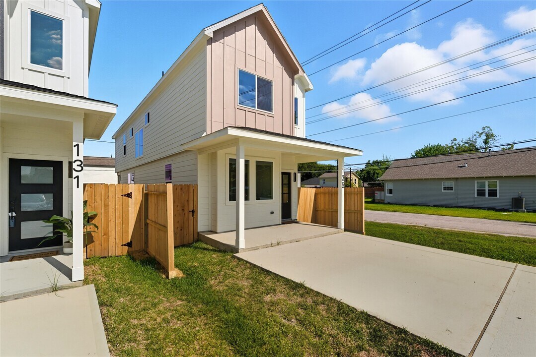 135 S Virginia St in La Porte, TX - Building Photo